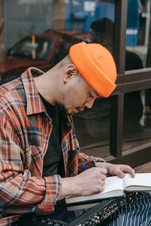 有关人, 垂直拍摄, 写作的免费素材图片