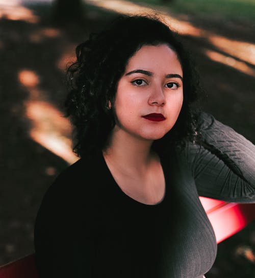 有关坐, 垂直拍摄, 女人的免费素材图片