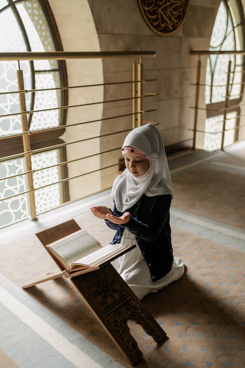 有关古兰经架, 古兰经, 坐的免费素材图片