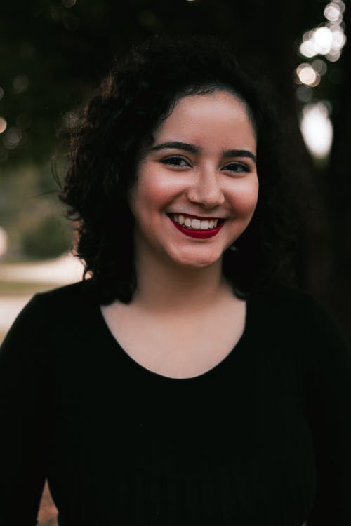 有关咖啡色头发的女人, 女人, 微笑的免费素材图片