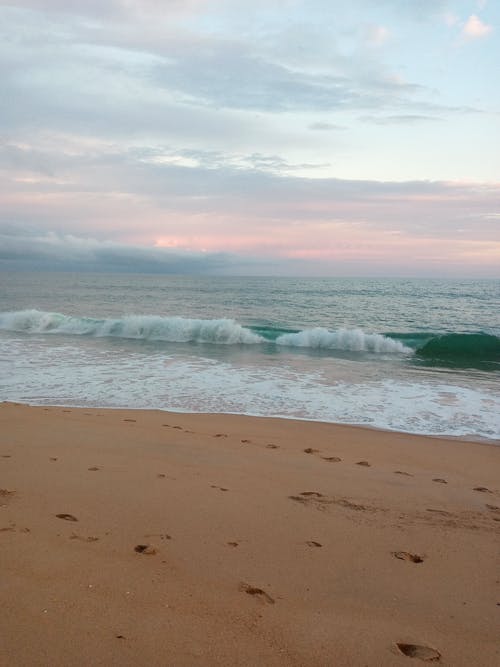 有关垂直拍摄, 招手, 波浪撞击的免费素材图片