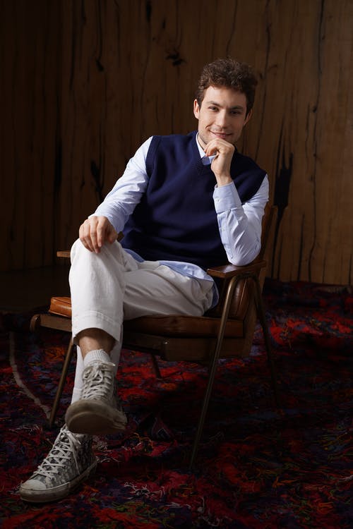 有关交叉的双腿, 人, 单人沙发的免费素材图片