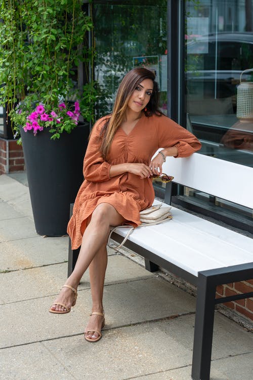 有关人, 休闲装, 坐的免费素材图片