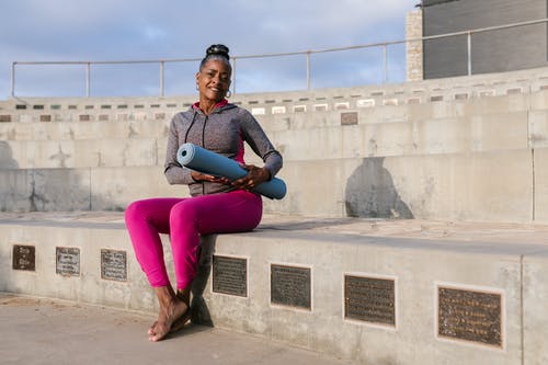 有关坐, 摆姿势, 瑜伽垫的免费素材图片