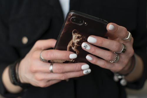 有关手, 指甲油, 智慧手机的免费素材图片