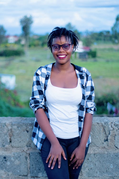 有关垂直拍摄, 年轻, 微笑的免费素材图片