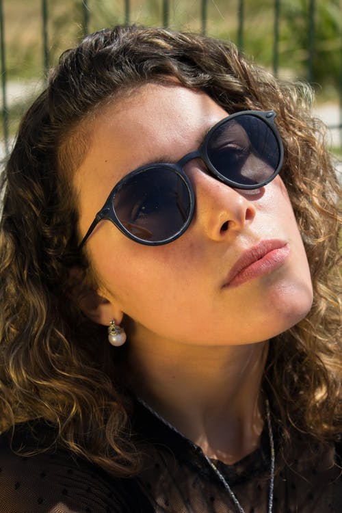 有关垂直拍摄, 墨镜, 女人的免费素材图片