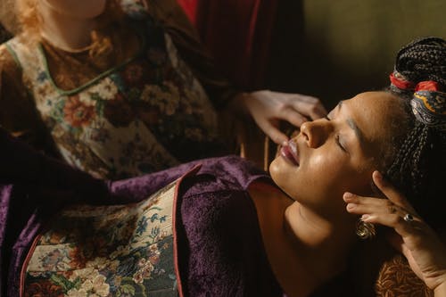 有关女人, 放下, 碎花连衣裙的免费素材图片