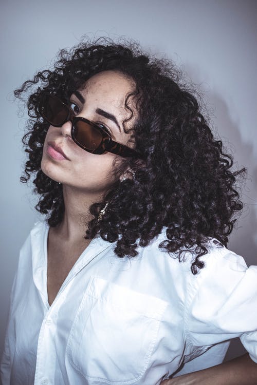 有关垂直拍摄, 墨鏡, 女人的免费素材图片