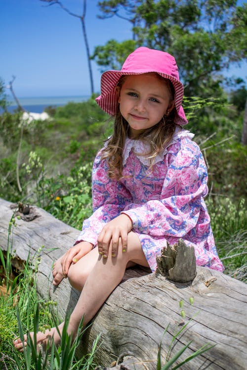 有关儿童, 坐, 垂直拍摄的免费素材图片