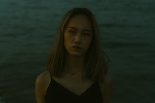 有关嚴肅, 女人, 漂亮的免费素材图片