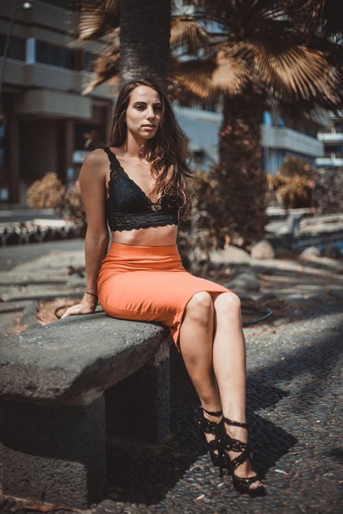 有关@户外, 咖啡色头发的女人, 坐的免费素材图片
