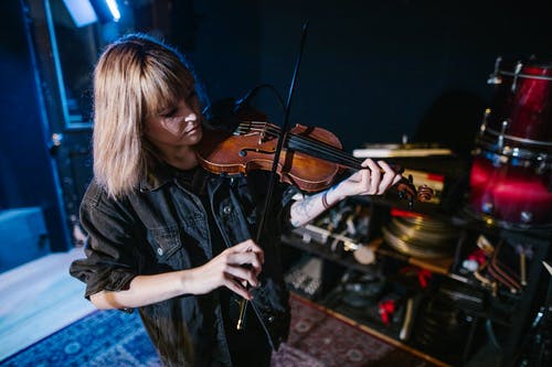 有关女人, 小提琴, 弦乐器的免费素材图片