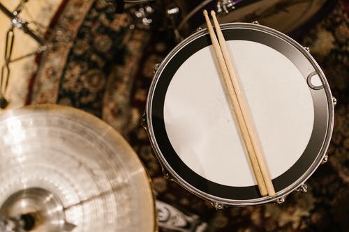 有关小鼓, 打击乐器, 鼓槌的免费素材图片