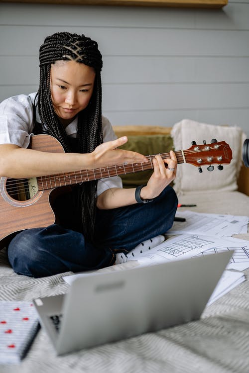 有关3C用品, 休闲, 原声吉他的免费素材图片