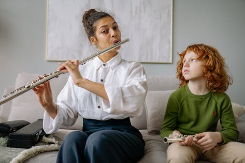 有关儿童, 吹奏乐器, 在家的免费素材图片
