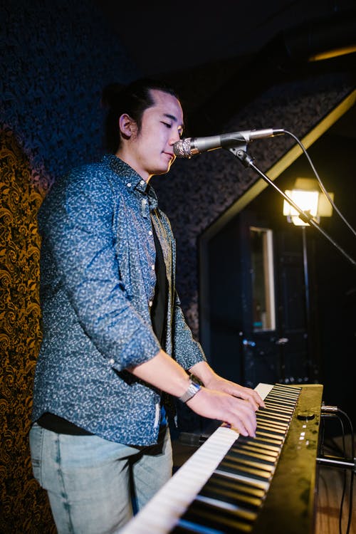 有关人, 垂直拍摄, 室内的免费素材图片