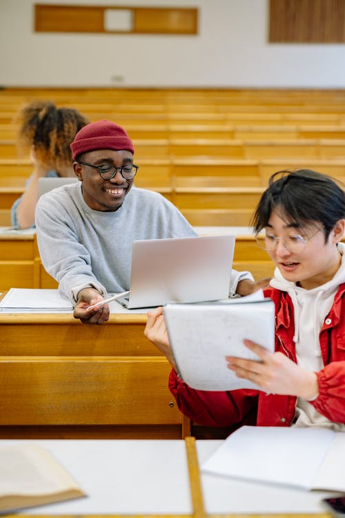 有关同学, 坐, 垂直拍摄的免费素材图片