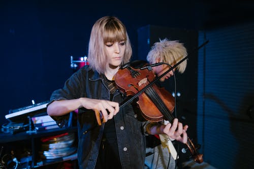有关女人, 小提琴, 弦乐器的免费素材图片