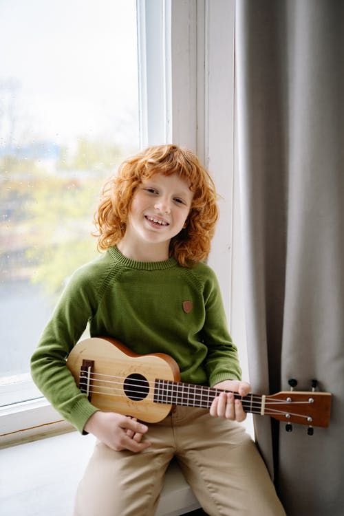有关儿童, 四弦琴, 坐的免费素材图片