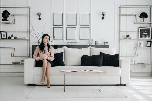 有关交叉的双腿, 坐, 女人的免费素材图片