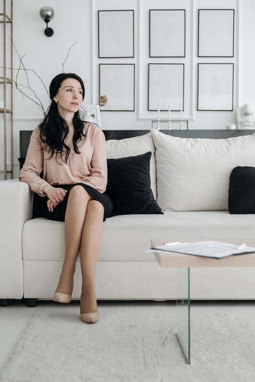 有关交叉的双腿, 坐, 垂直拍摄的免费素材图片