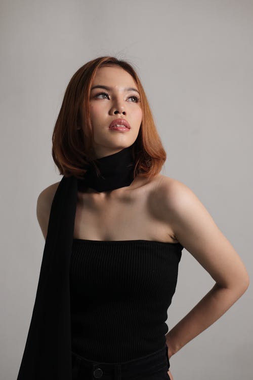 有关向上看, 垂直拍摄, 女人的免费素材图片