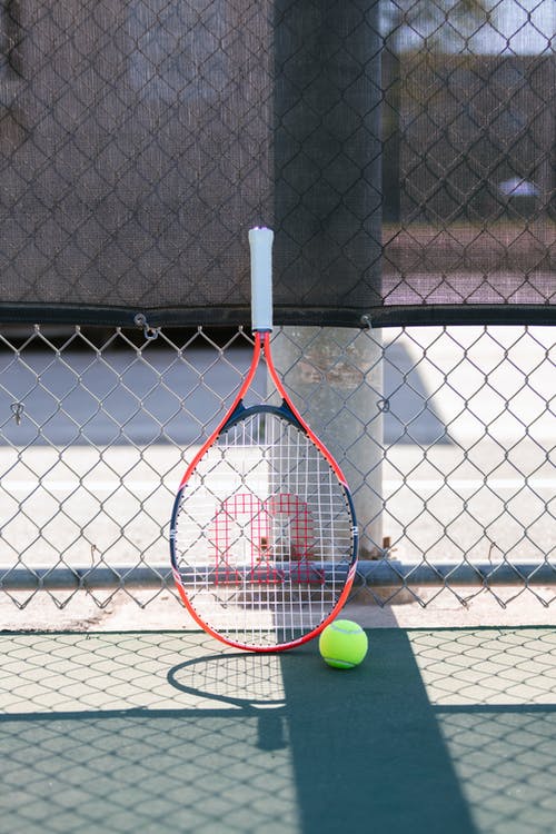 有关网球拍, 运动器材, 铁网围篱的免费素材图片
