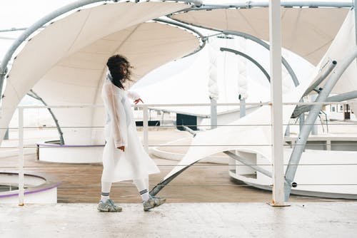 有关女人, 建筑, 户外的免费素材图片