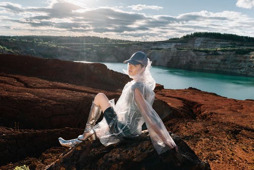 有关坐, 女人, 帽子的免费素材图片