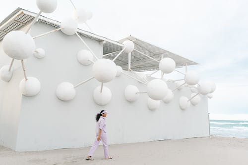 有关女人, 岸边, 想法的免费素材图片