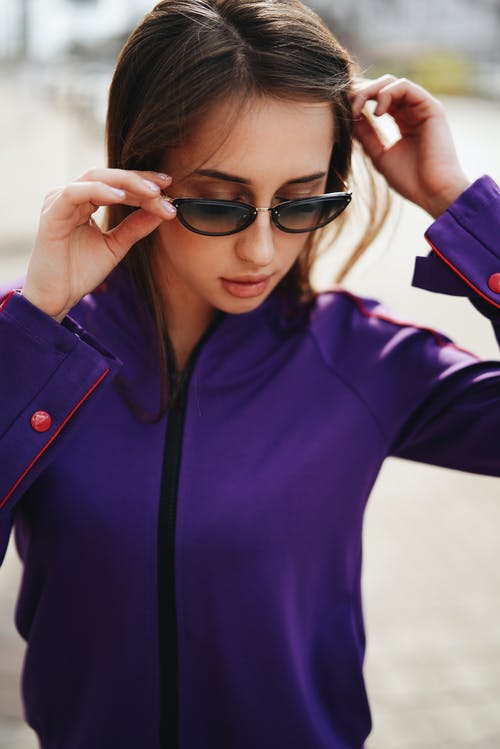 有关垂直拍摄, 墨镜, 女人的免费素材图片