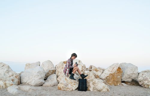 有关侧面图, 坐, 大石头的免费素材图片