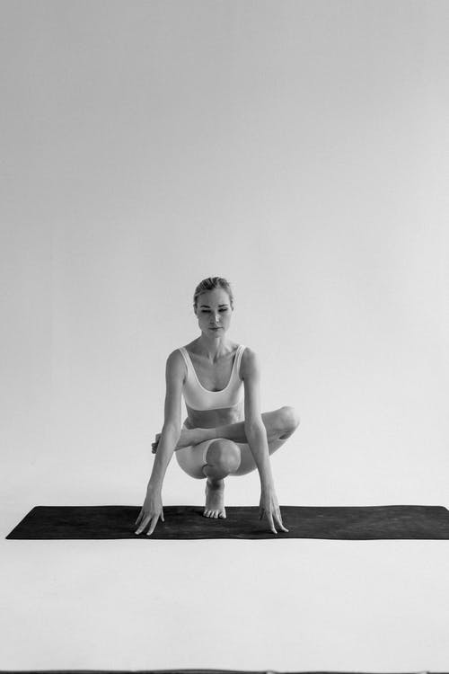 有关伸展, 健身, 双腿交叉的免费素材图片