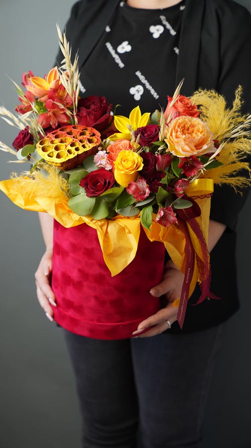 有关垂直拍摄, 手, 玫瑰的免费素材图片