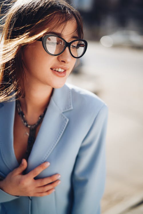 有关垂直拍摄, 女人, 微笑的免费素材图片