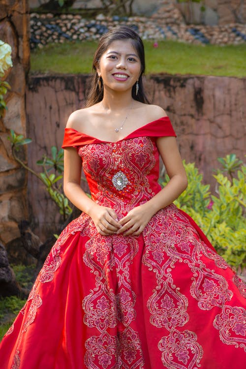 有关咖啡色头发的女人, 垂直拍摄, 红色礼服的免费素材图片