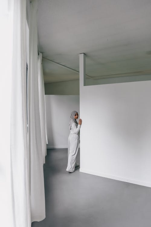站在铺满白色窗帘的房间里的女人 · 免费素材图片