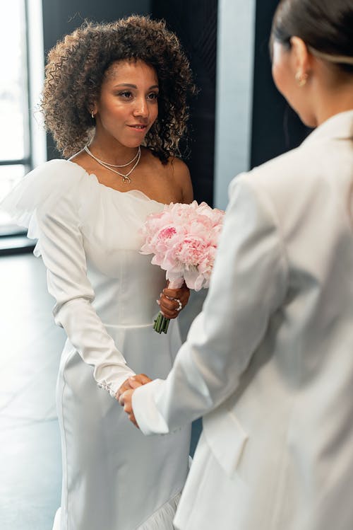有关LGBTQ, 同性婚礼, 在肩膀上射击的免费素材图片