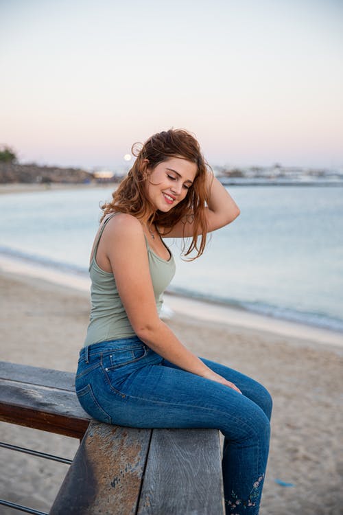 有关坐, 垂直拍摄, 女人的免费素材图片