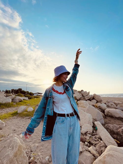 有关举手, 垂直拍摄, 女人的免费素材图片