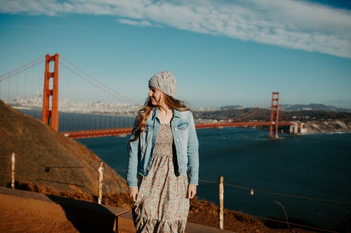 有关人, 牛仔外套, 看着别处的免费素材图片