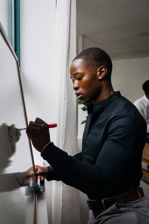 有关人, 垂直拍摄, 写作的免费素材图片