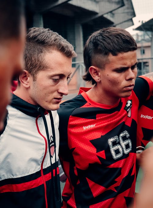 有关乱堆, 倾听, 制服的免费素材图片