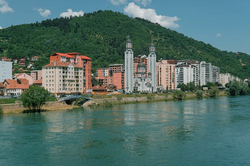 有关公寓楼, 山边, 建筑的免费素材图片