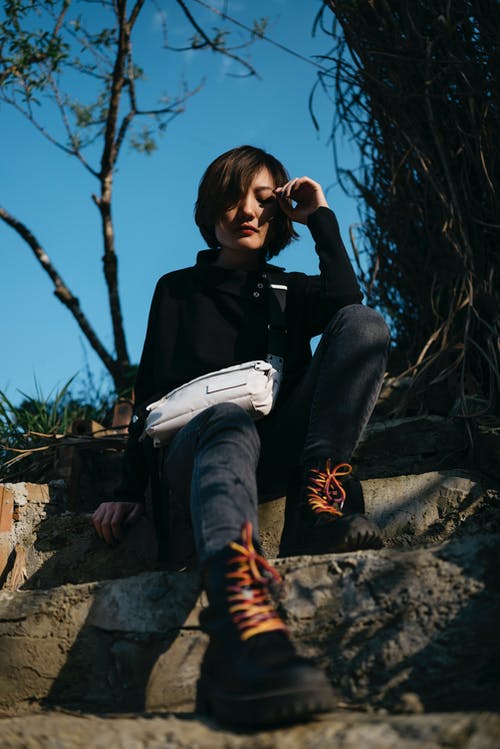 有关低角度拍摄, 坐, 垂直拍摄的免费素材图片