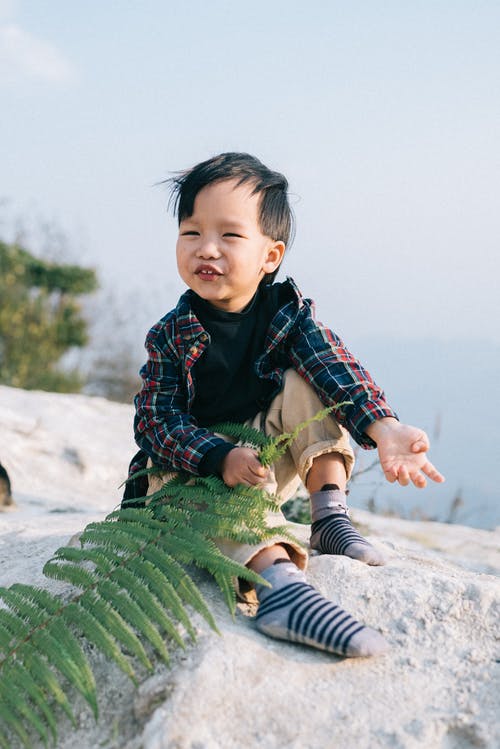 有关坐, 垂直拍摄, 小孩的免费素材图片