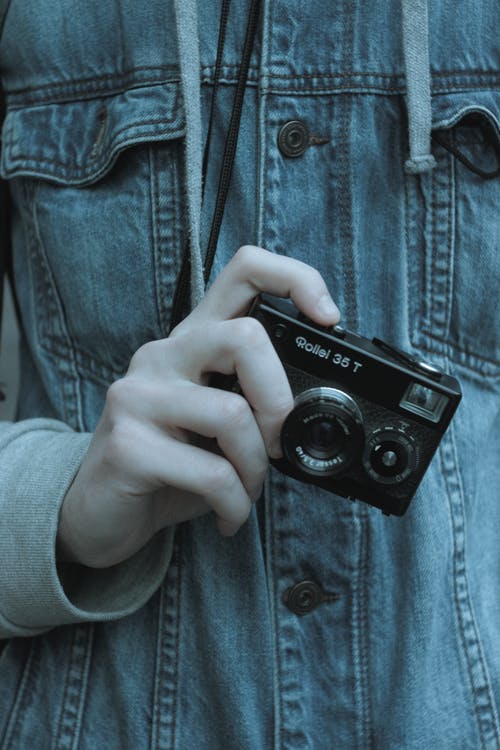 有关握住, 模拟相机, 牛仔外套的免费素材图片
