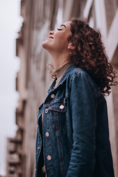 有关垂直拍摄, 女人, 卷发的免费素材图片