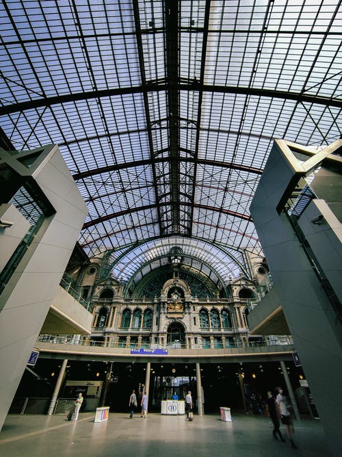 有关低角度拍摄, 内部, 垂直拍摄的免费素材图片